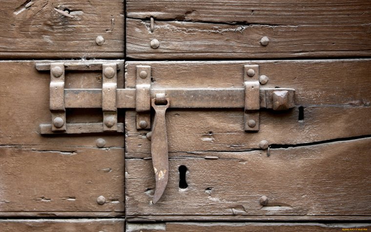 Старинные засовы на двери