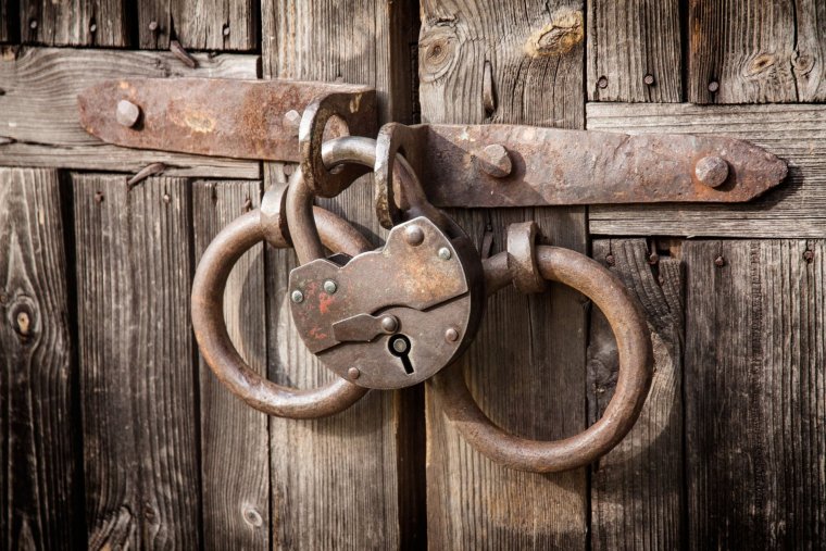 Дверь с навесным замком