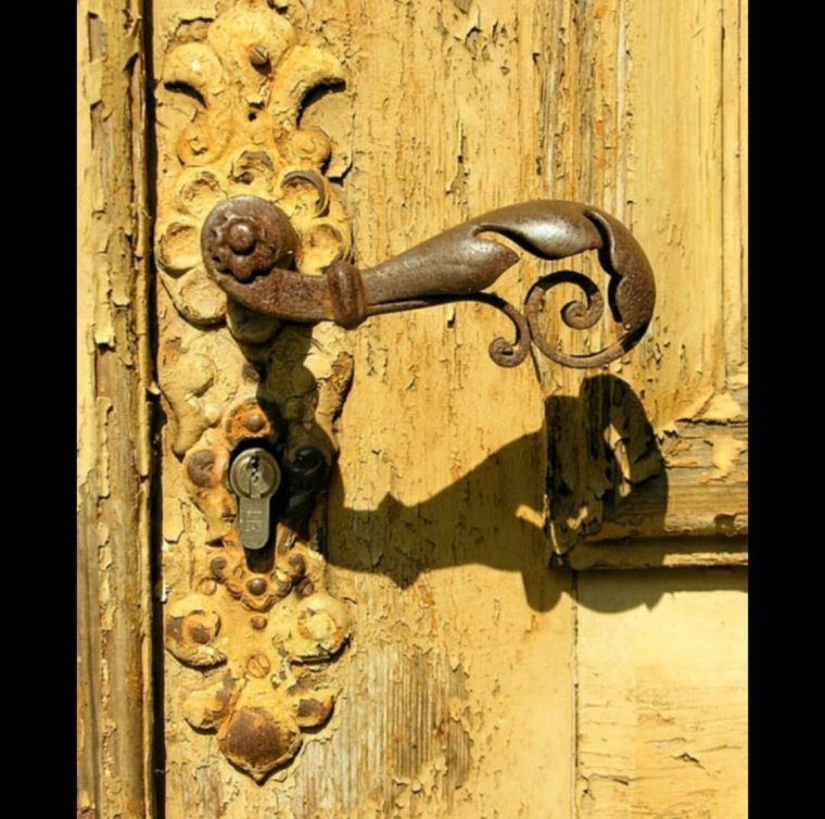 Старинная дверная ручка для входной двери