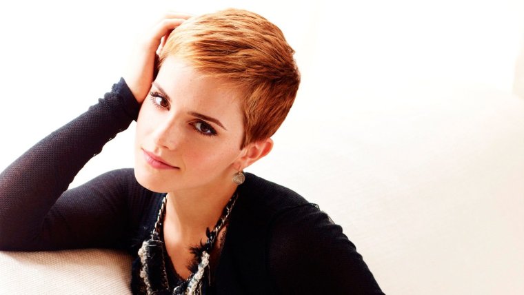 Эмма Уотсон с короткой стрижкой и гелем