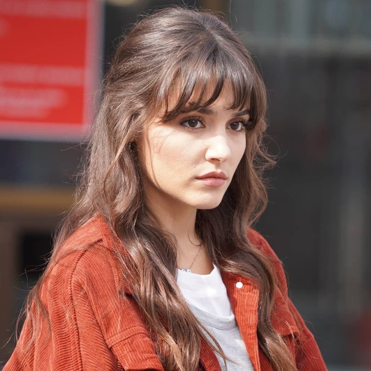 Ханде Эрчел с челкой 2022