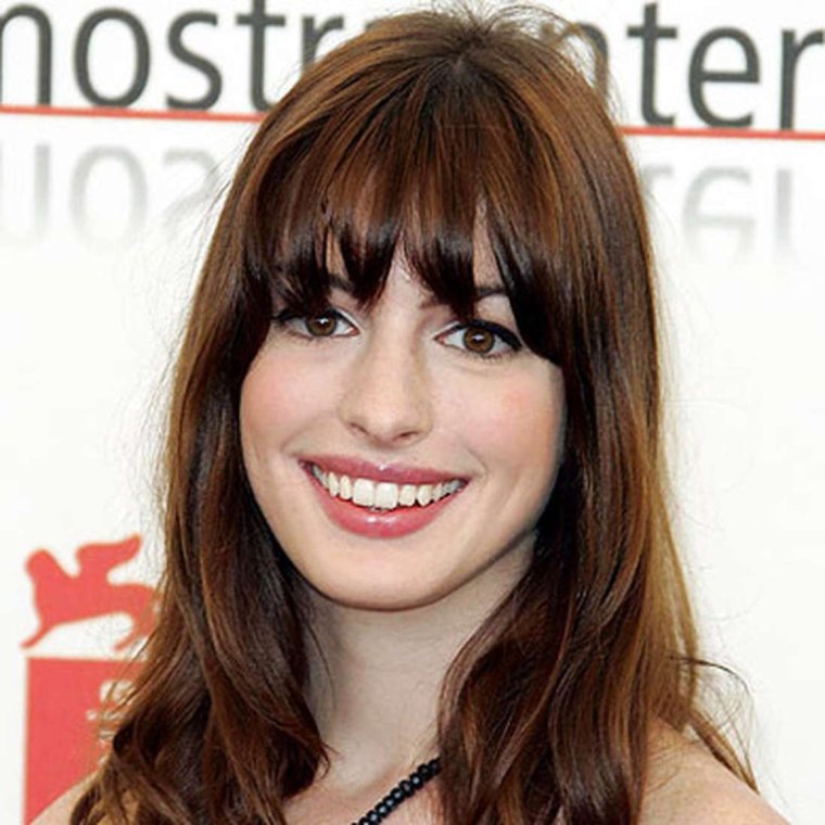 Anne Hathaway с челкой