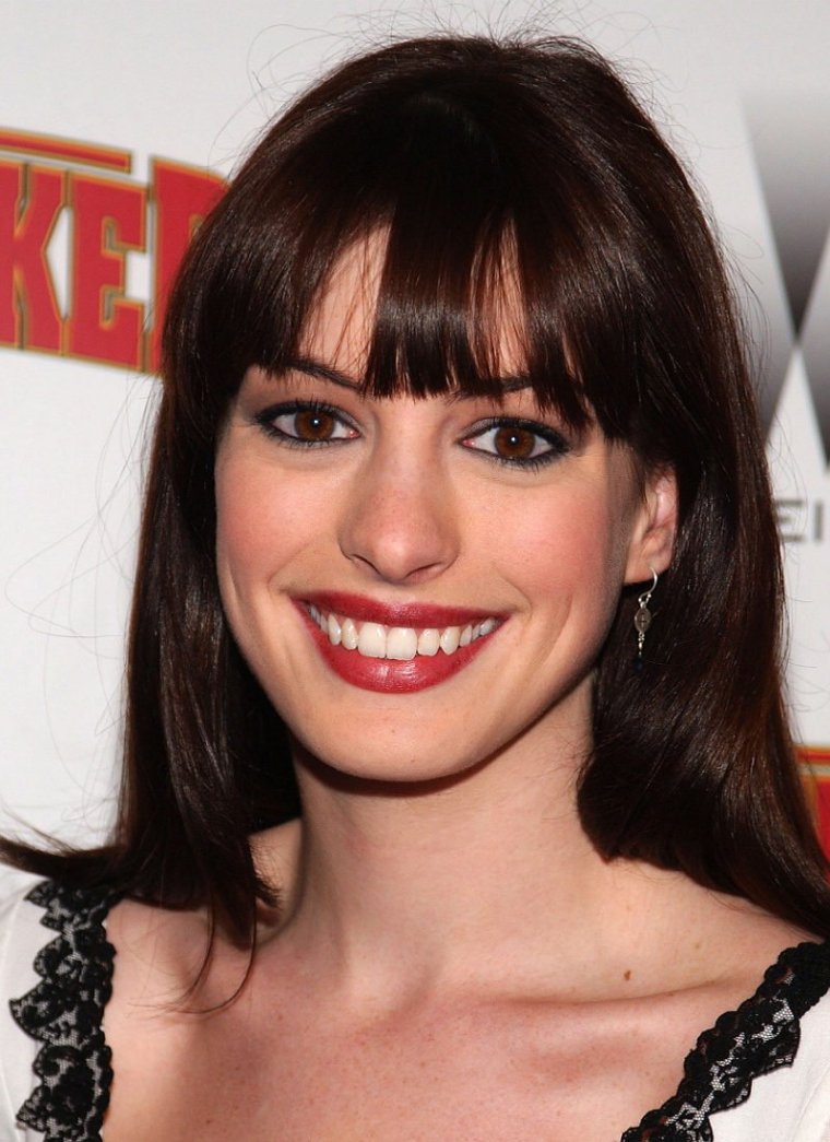 Энн Хэтэуэй с челкой