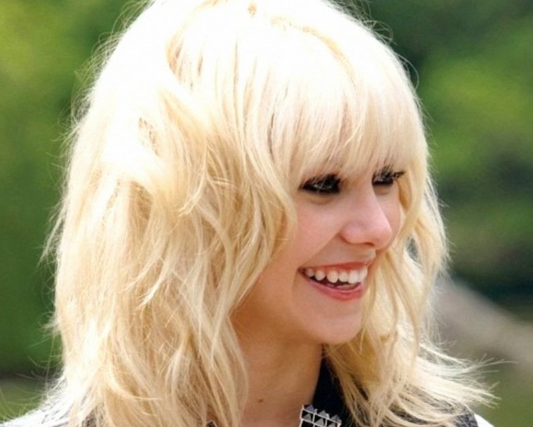 Красивые блондинки с челкой