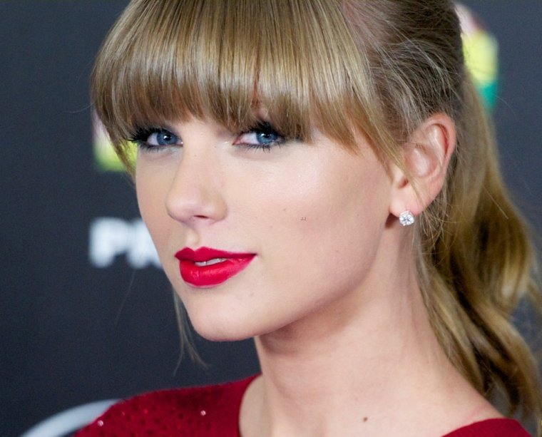 Тейлор Свифт губы уточкой