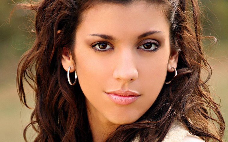 Девушка с карими глазами