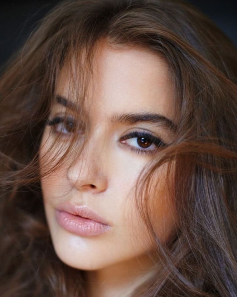 Девушка с карими глазами