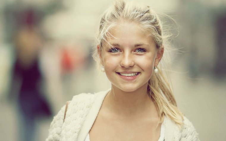 Милая блондинка без макияжа