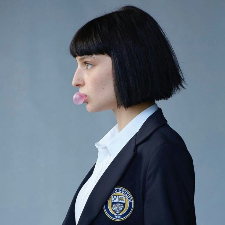 Черные волосы и большой нос