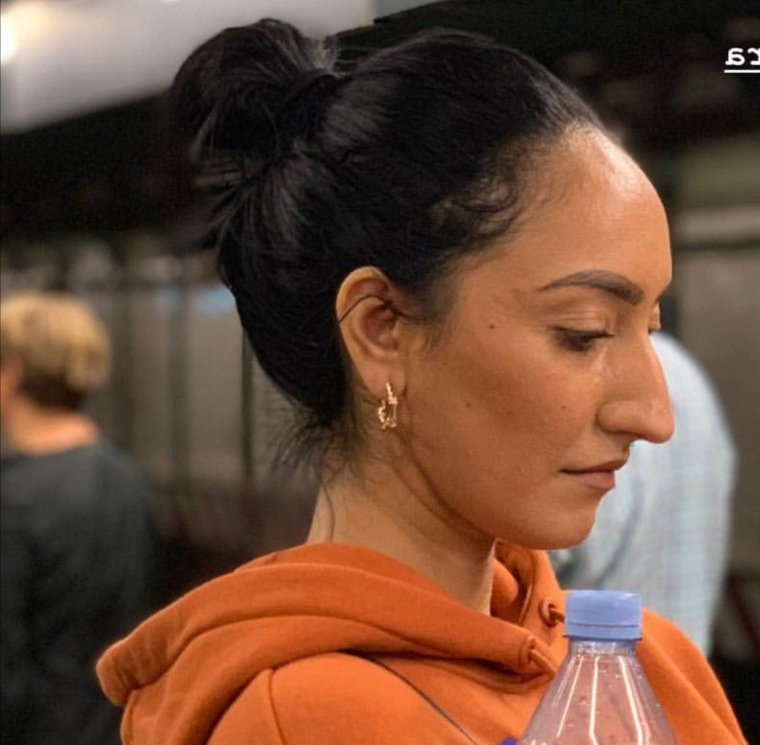 Девушки с большими носами на улице