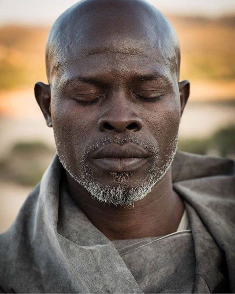 Джимон Хонсу портрет