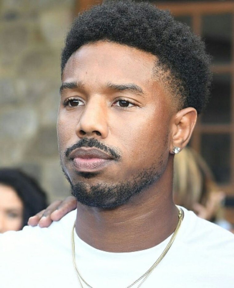 Майкл Бакари Джордан волосы