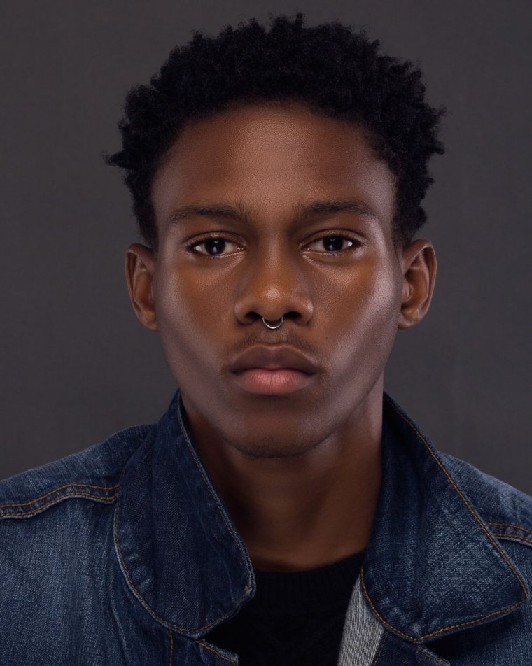 Темнокожий подросток