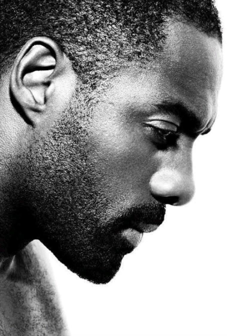 Темнокожая в профиль