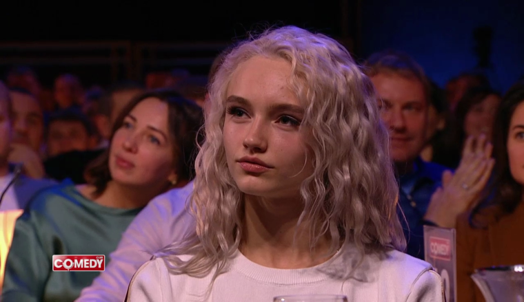 Блондинка гостья в камеди клаб