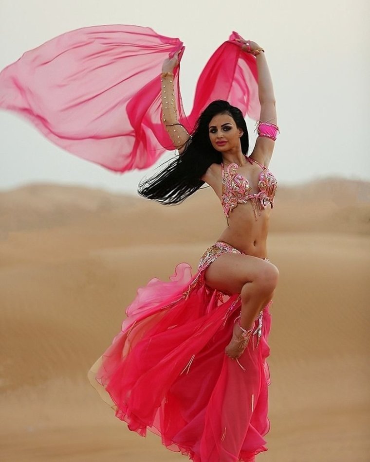 Танцовщица беллиданс