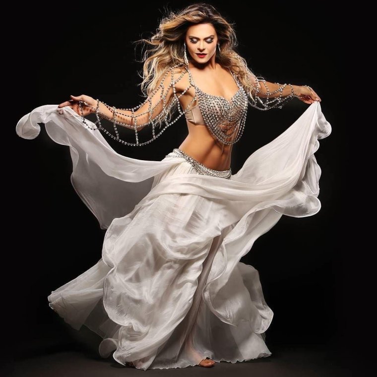 Танцовщица беллиданс