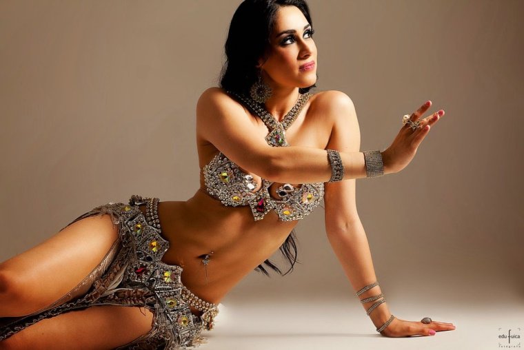 Танцовщица Белли дэнс