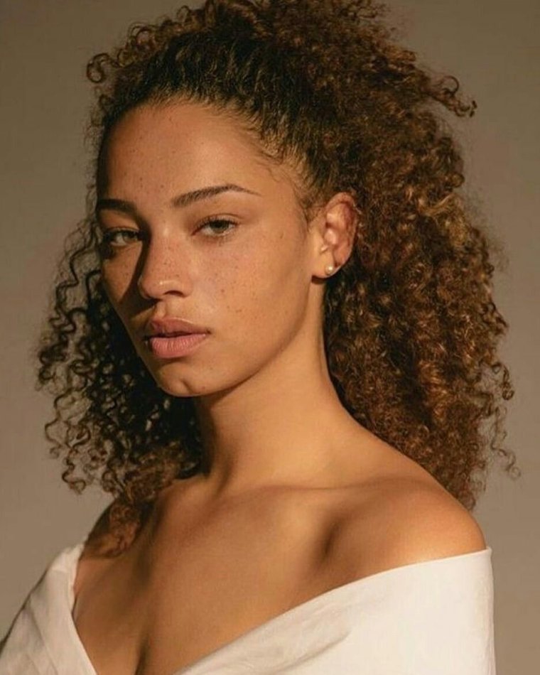 Мулатки с кудрявыми волосами