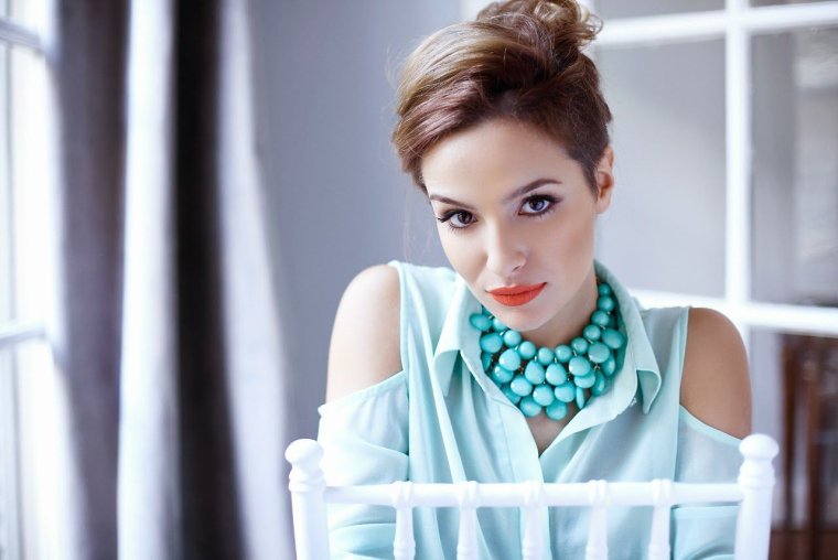 Девушка в бирюзовых украшениях