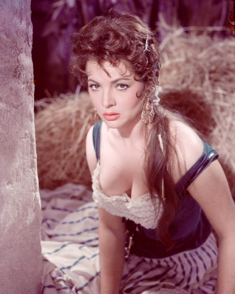 Сара Монтьель босиком