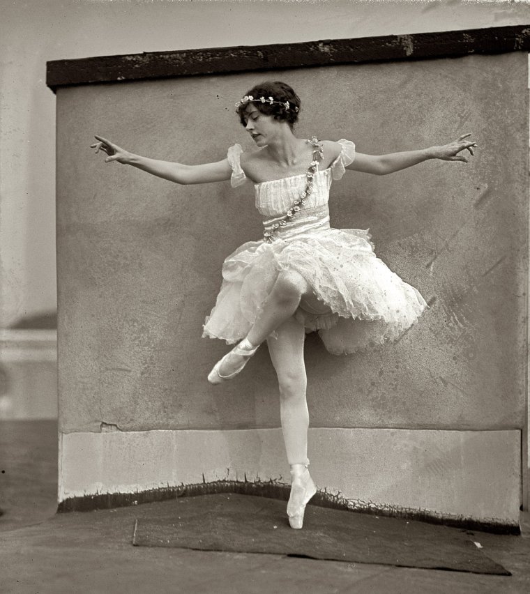 Лиля БРИК балерина