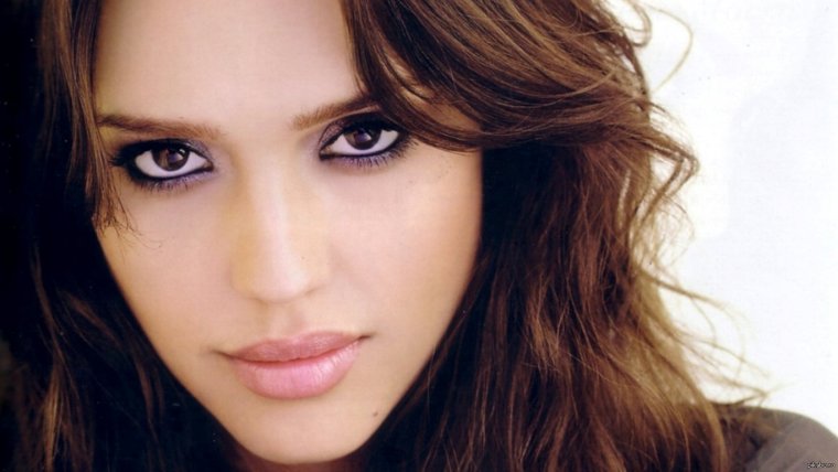 Джессика Альба взгляд