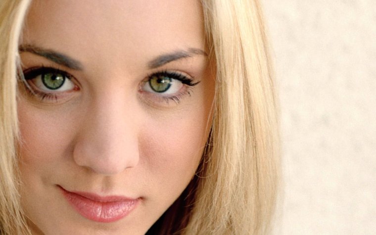 Блондинка с зелеными глазами