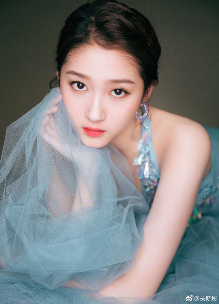 Гуань Сяо тун купальнике