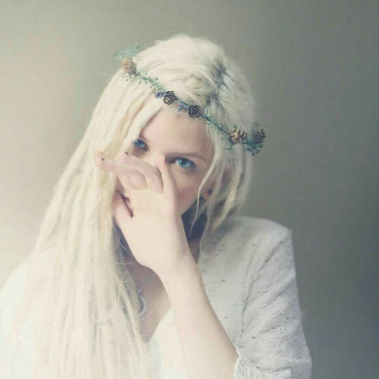 Анастасия Юдина беловолосая