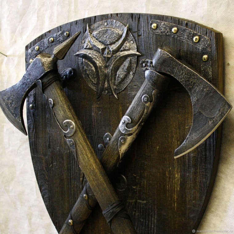 Щит с топорами на стену