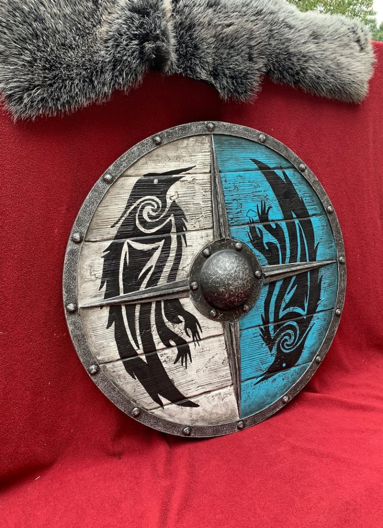 Ворон на щите викинга