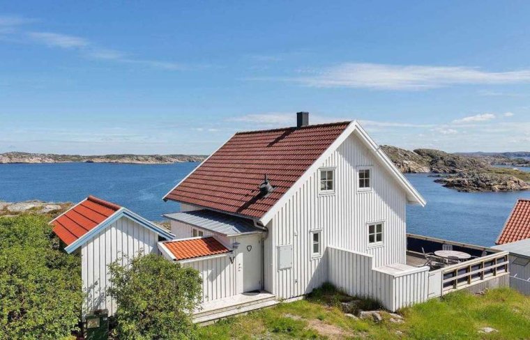 Маленький домик на берегу моря