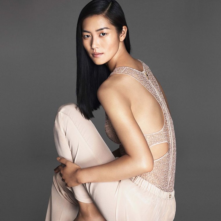 Лю Вэнь в купальнике