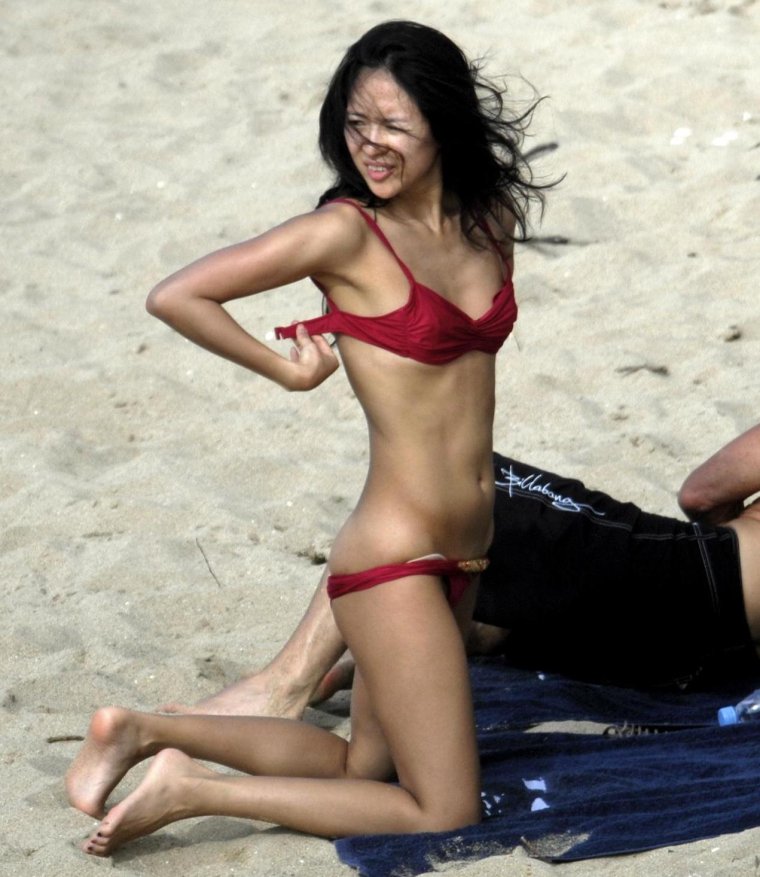 Чжан Цзыи в купальнике