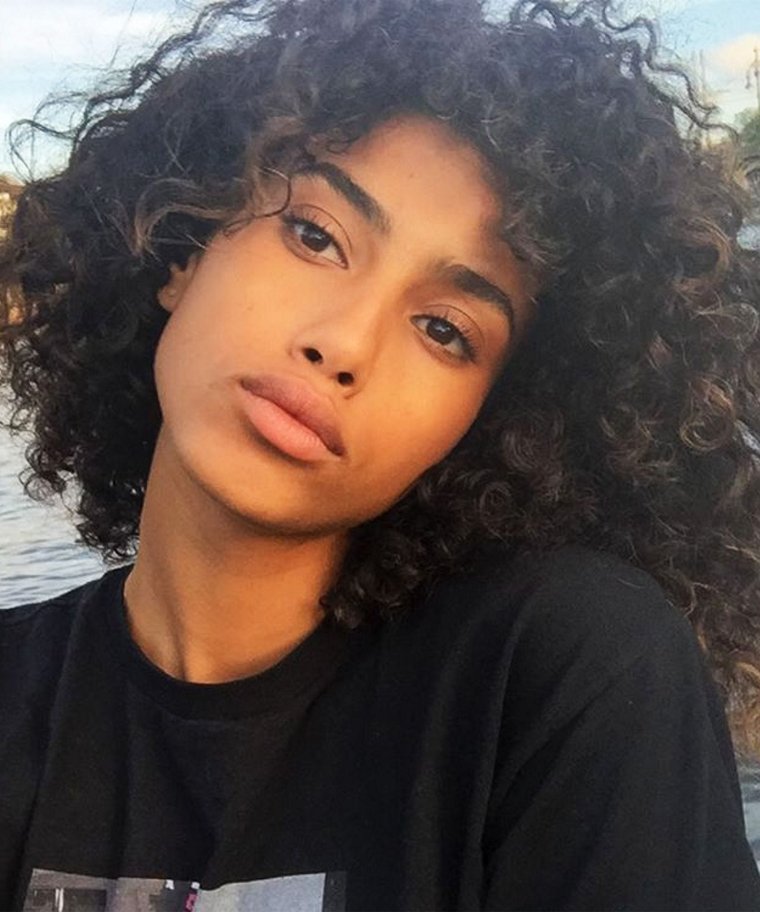 Темнокожая девушка с кудрявыми волосами