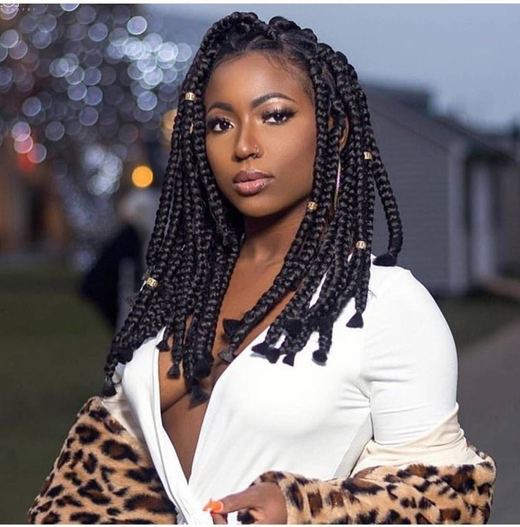 Темнокожая девушка с косой