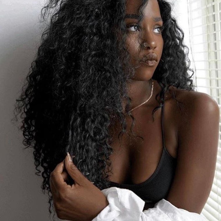 Темнокожая девушка с кудрявыми волосами