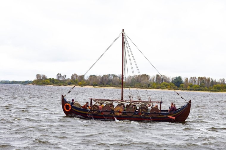 Ладья викингов на реке
