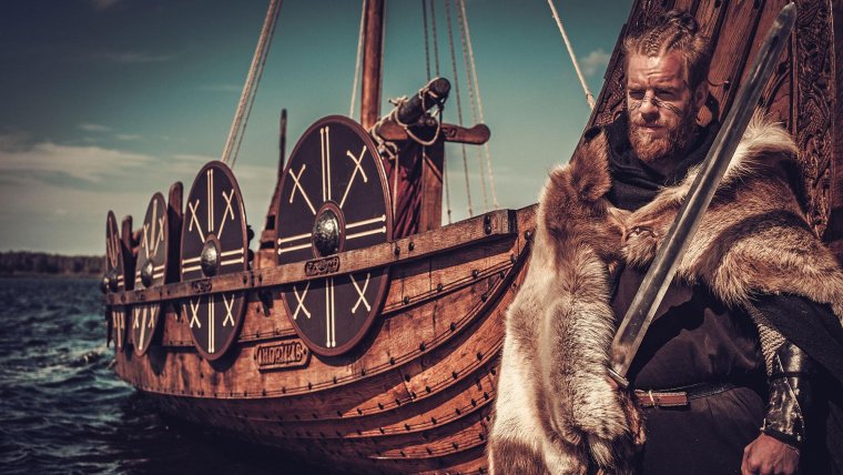 Викинг на фоне корабля