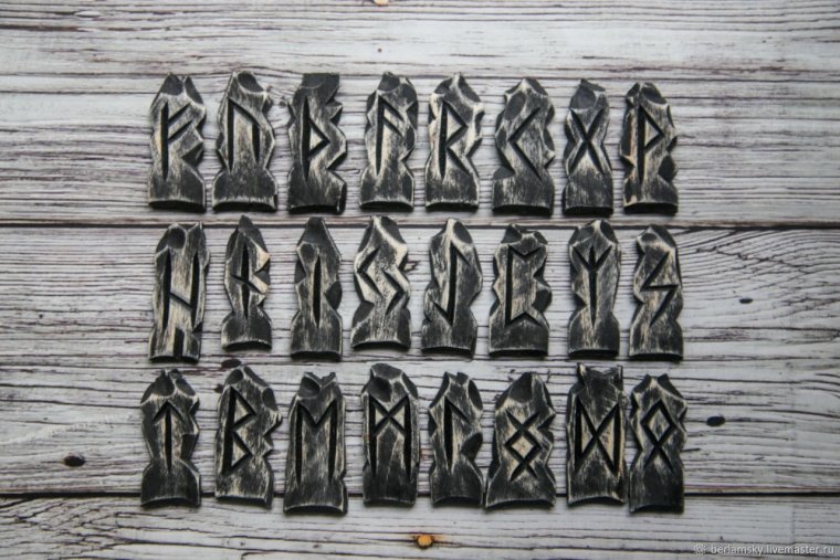 Скандинавские руны в белом цвете