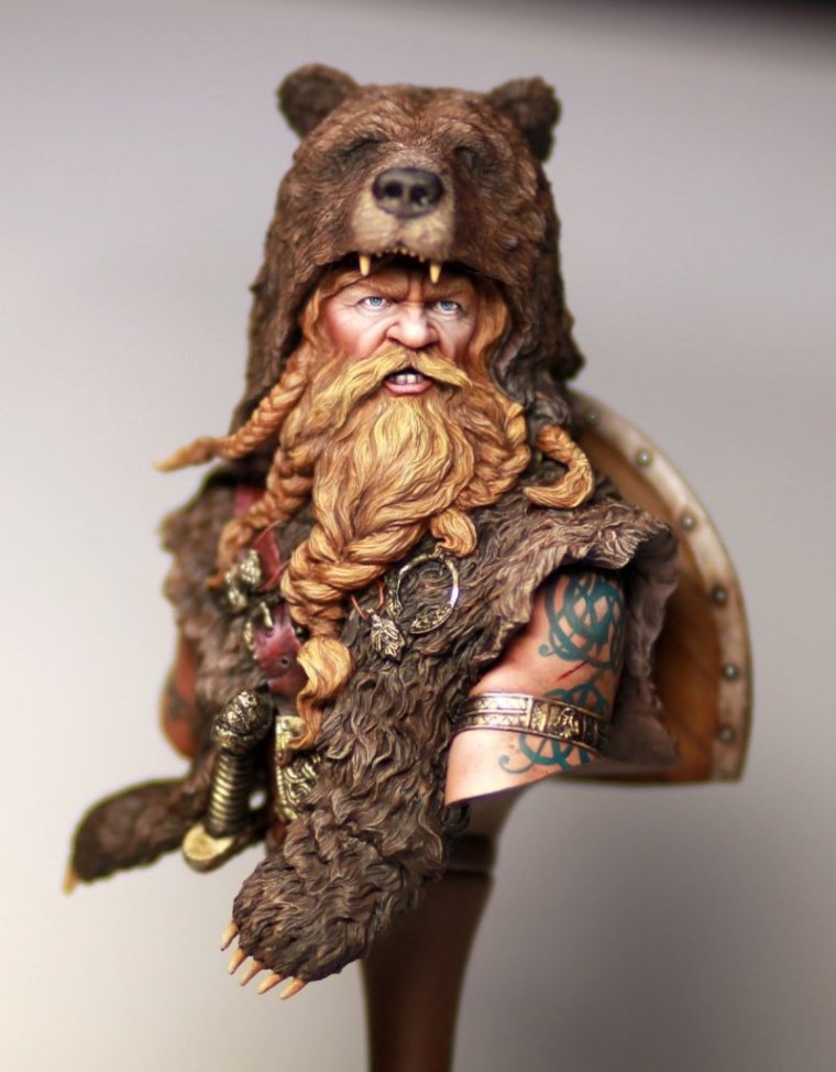 Викинг Берсеркер в шкуре медведя