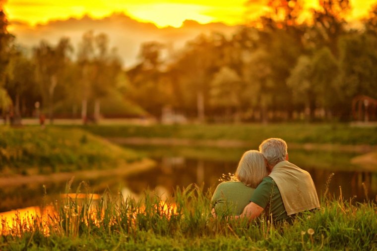 Пожилая пара на закате