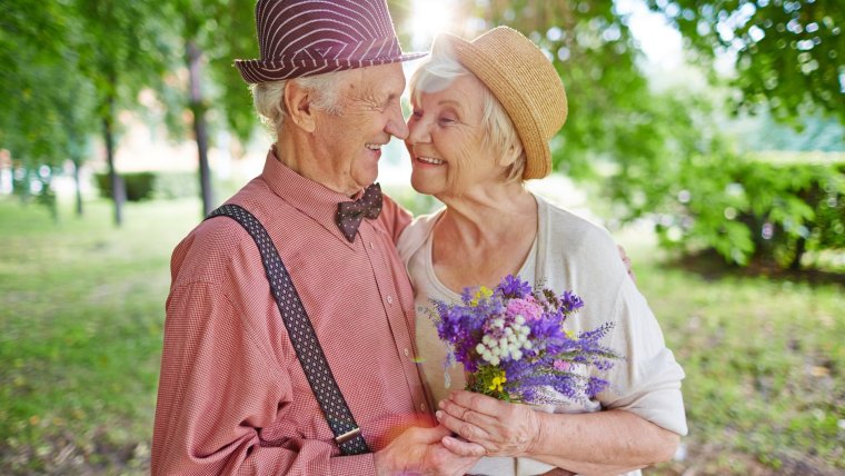 Пожилые люди