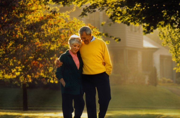 Пожилые люди осень