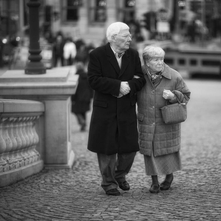 Пожилые влюбленные