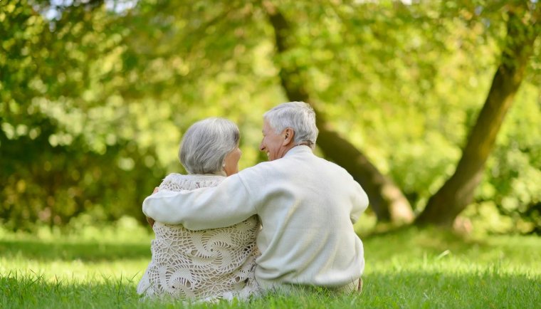 Бабушка и дедушка на природе