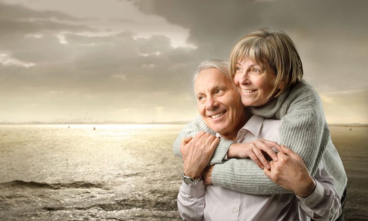 Обнимашки пожилых людей