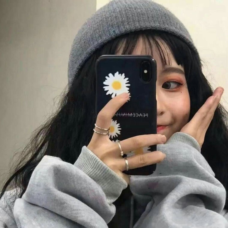 Кореянка с телефоном