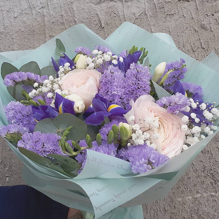 Букет с ирисами и ранункулюсами
